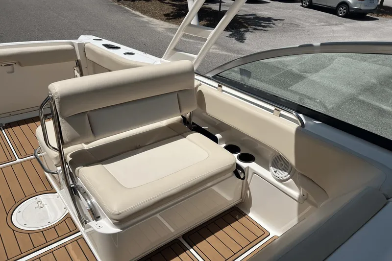 Slide: The Image of Boston Whaler 230 Vantage 2014 - 24