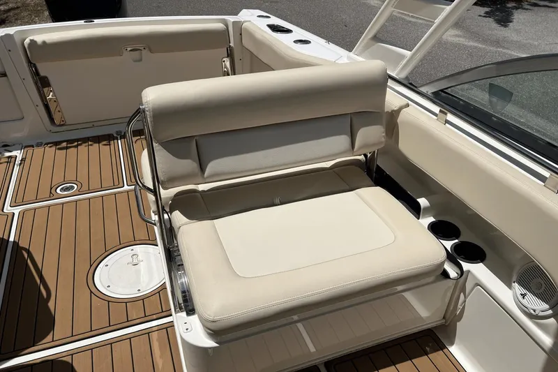 Slide: The Image of Boston Whaler 230 Vantage 2014 - 7