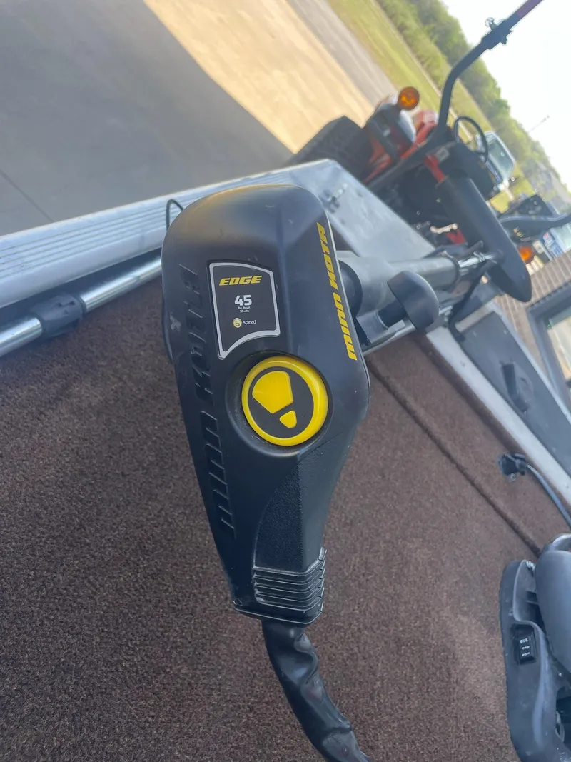 Slide: The Image of 2018 Bass Tracker Heritage boat with Minn Kota Edge trolling motor. - 9