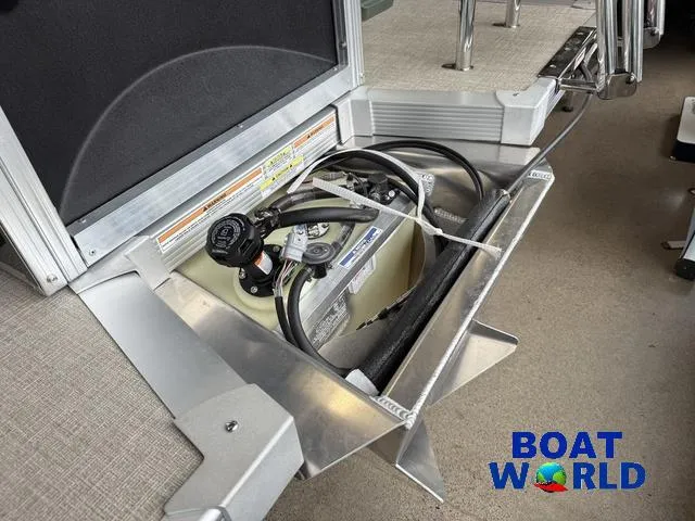 Slide: The Image of 2025 Tahoe Geofish 2385 boat fuel compartment with Honda 4-Stroke EFI engine components. - 43