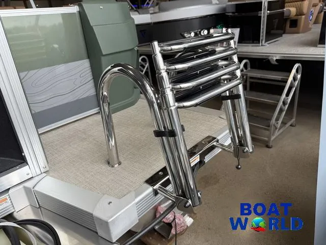 Slide: The Image of Boat ladder on Tahoe Geofish 2385, 2025 model, displayed at Boat World showroom. - 44