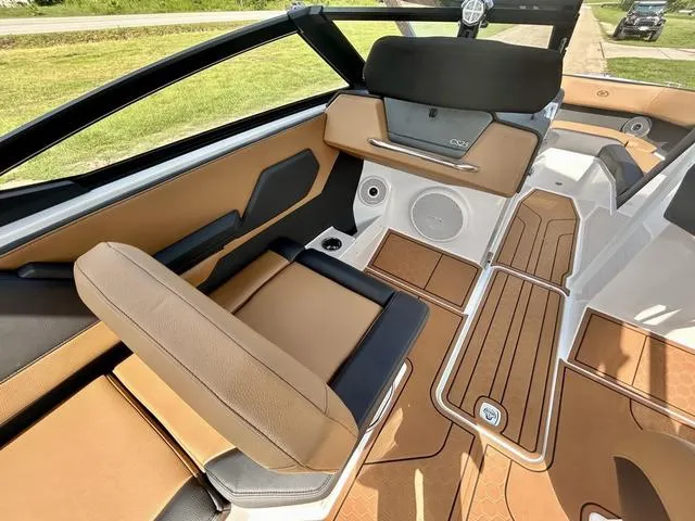 Slide: The Image of Cobalt CS23 Surf 2025 - 33