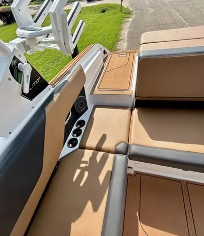 Slide: The Image of Cobalt CS23 Surf 2025 - 46