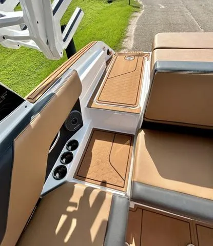 Slide: The Image of Cobalt CS23 Surf 2025 - 47