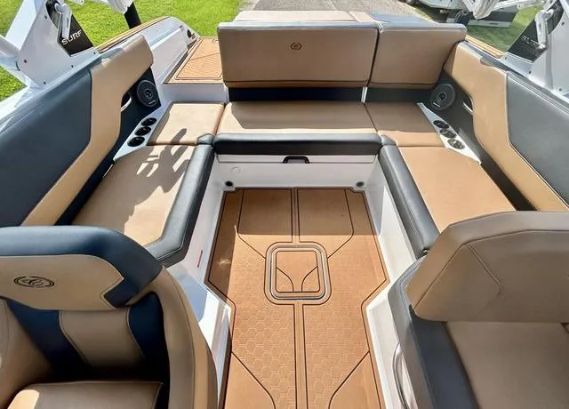 Slide: The Image of Cobalt CS23 Surf 2025 - 49