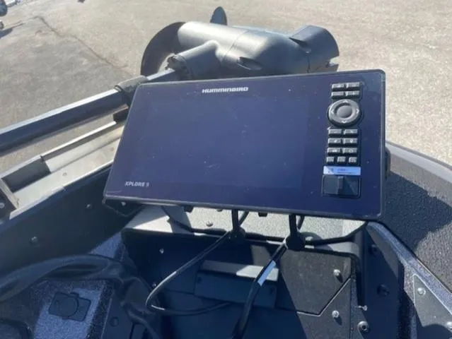 Slide: The Image of Fishfinder display on 2025 Skeeter ZXR21 boat dashboard, featuring Humminbird XPLORER 9. - 6