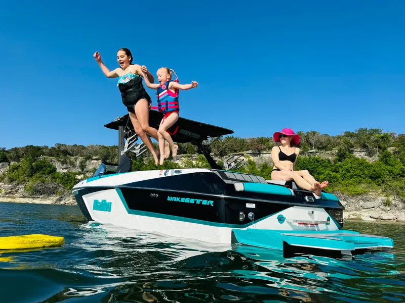 Slide: The Image of Malibu Wakesetter 24 MXZ 2021 - 1