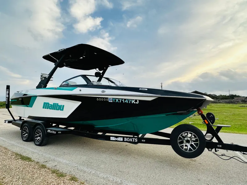 Slide: The Image of Malibu Wakesetter 24 MXZ 2021 - 17