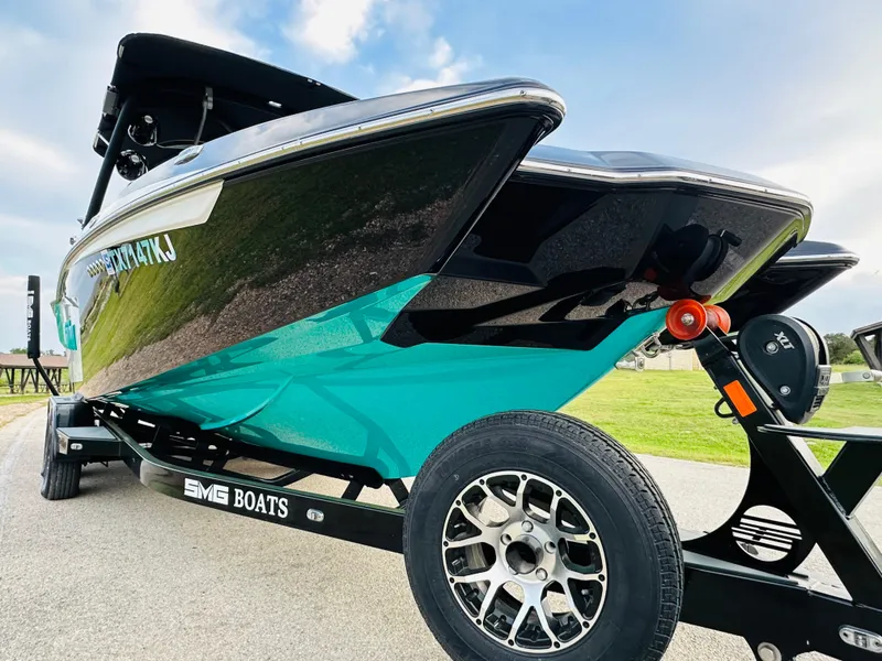 Slide: The Image of Malibu Wakesetter 24 MXZ 2021 - 18