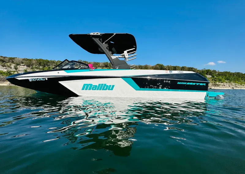 Slide: The Image of Malibu Wakesetter 24 MXZ 2021 - 2