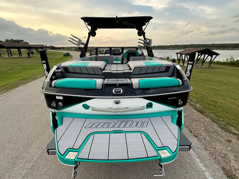 Slide: The Image of Malibu Wakesetter 24 MXZ 2021 - 21