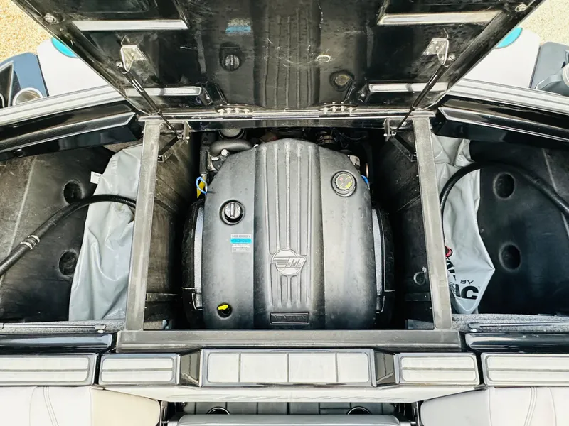 Slide: The Image of Malibu Wakesetter 24 MXZ 2021 - 24