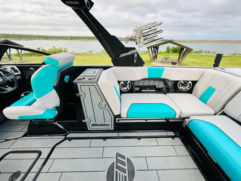 Slide: The Image of Malibu Wakesetter 24 MXZ 2021 - 28