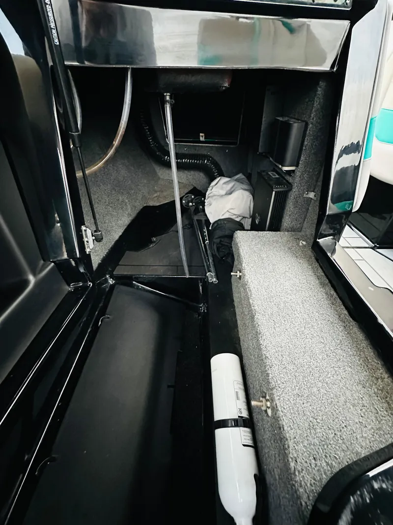 Slide: The Image of Malibu Wakesetter 24 MXZ 2021 - 33