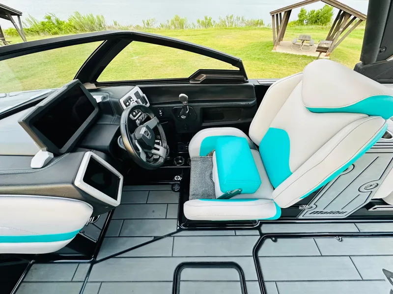 Slide: The Image of Malibu Wakesetter 24 MXZ 2021 - 37