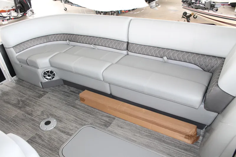 Slide: The Image of Ranger Boats 223C 2025 - 13