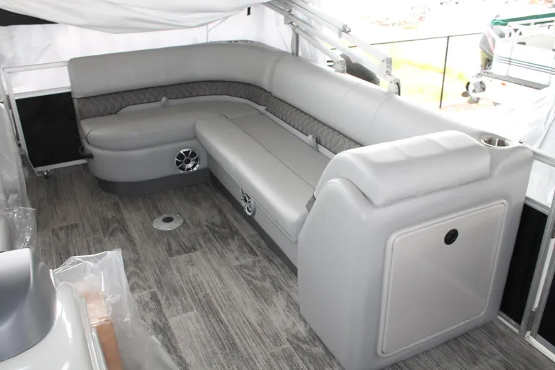 Slide: The Image of Ranger Boats 223C 2025 - 15