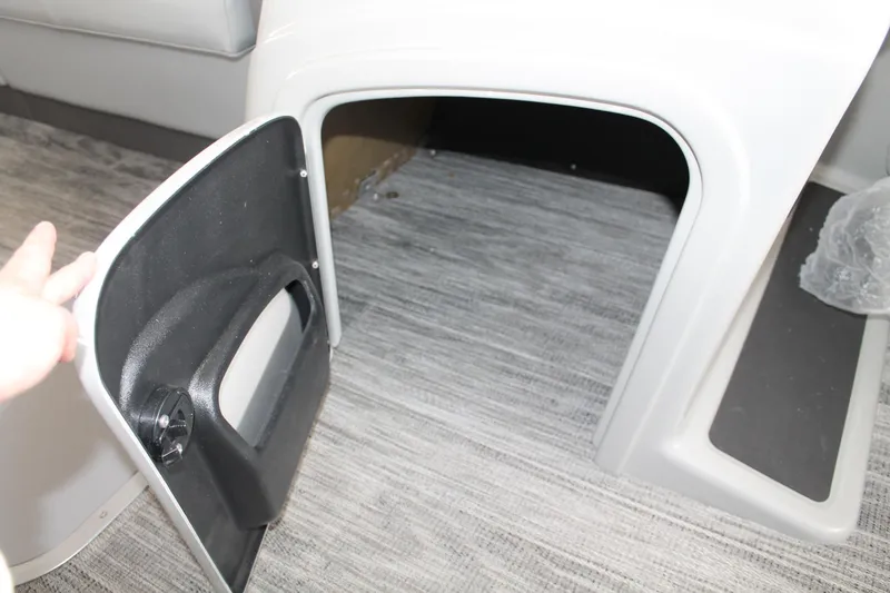 Slide: The Image of Ranger Boats 223C 2025 - 34