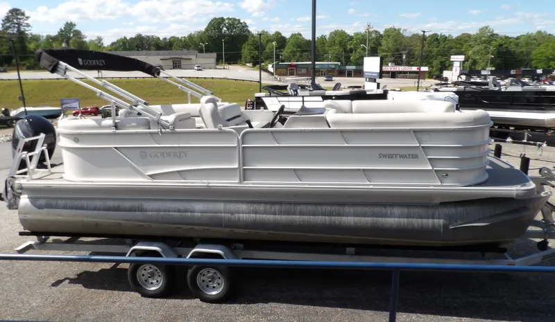 Slide: The Image of Sweetwater 2286 Tritoon 2022 - 10