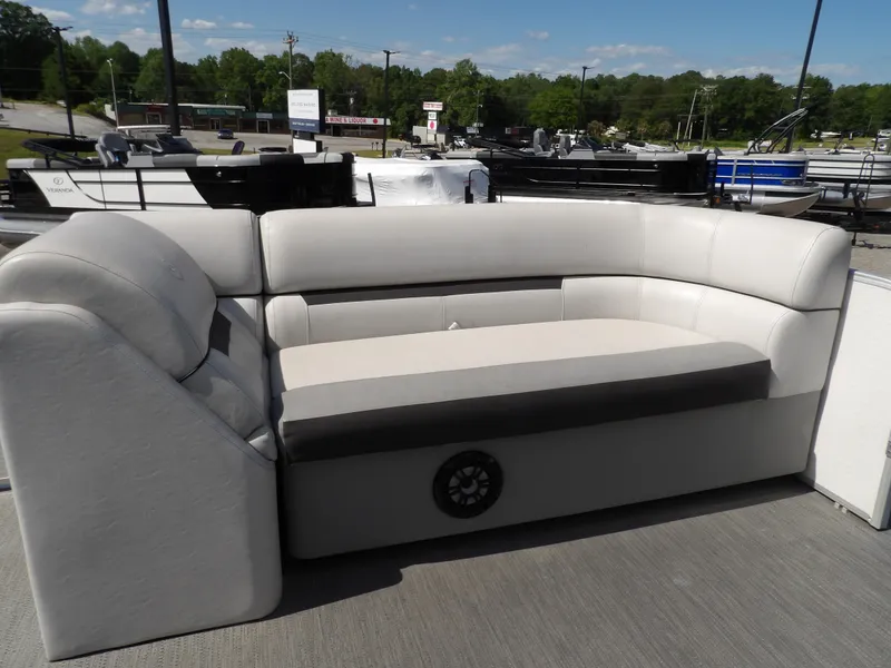 Slide: The Image of Sweetwater 2286 Tritoon 2022 - 12