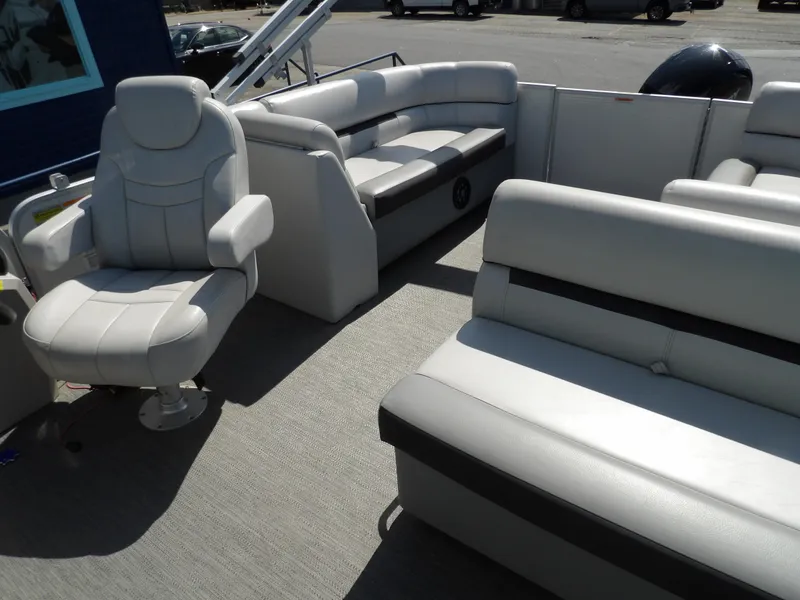 Slide: The Image of Sweetwater 2286 Tritoon 2022 - 13