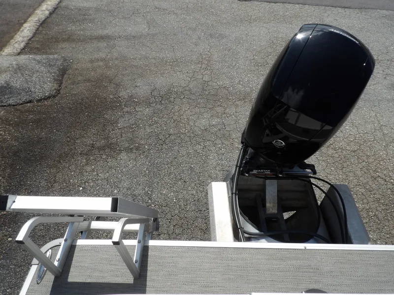 Slide: The Image of Sweetwater 2286 Tritoon 2022 - 15