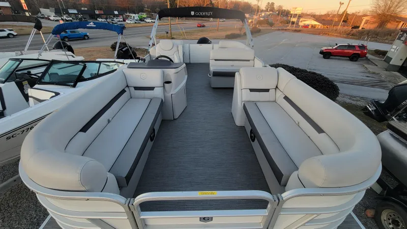 Slide: The Image of Sweetwater 2286 Tritoon 2022 - 16