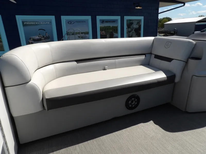 Slide: The Image of Sweetwater 2286 Tritoon 2022 - 4