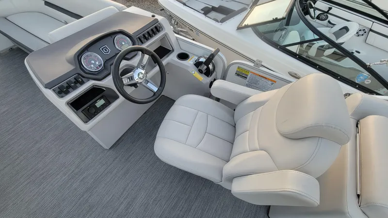 Slide: The Image of Sweetwater 2286 Tritoon 2022 - 6