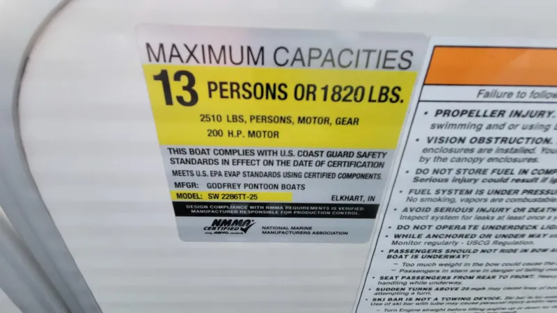 Slide: The Image of Sweetwater 2286 Tritoon 2022 - 7