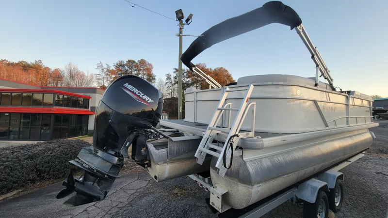 Slide: The Image of Sweetwater 2286 Tritoon 2022 - 8