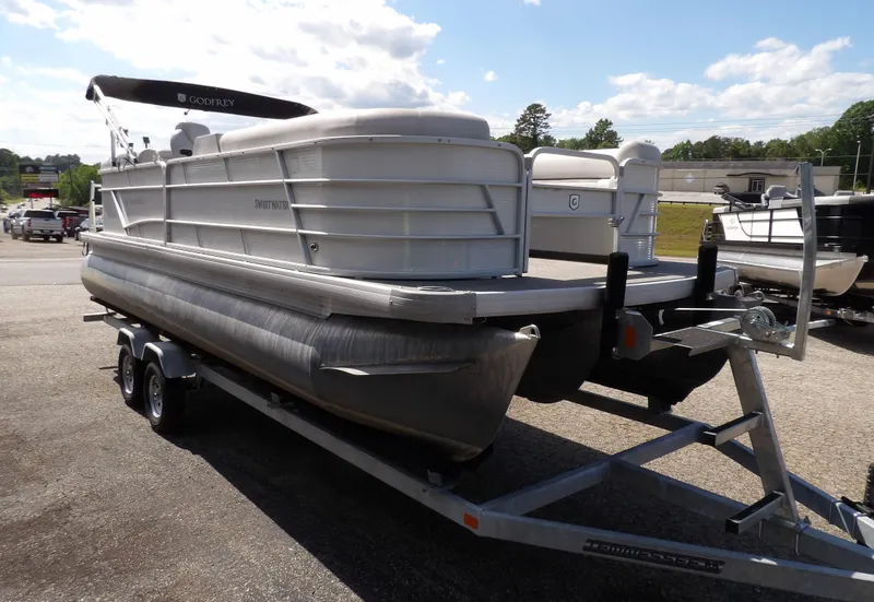 Slide: The Image of Sweetwater 2286 Tritoon 2022 - 9