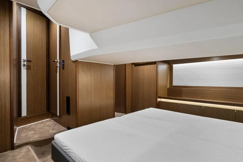 Slide: The Image of Sealine C430 2022 - 12