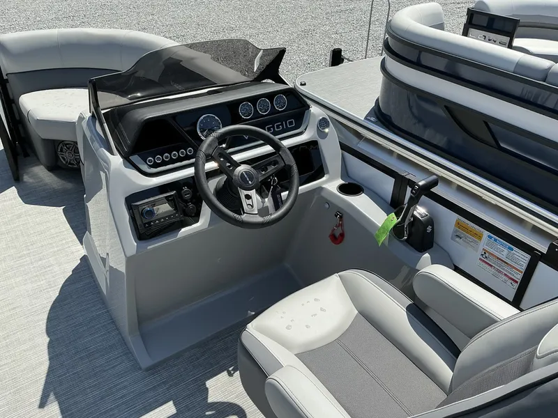 Slide: The Image of Viaggio Lago V 20 U-SUZUKI 140 2025 - 4