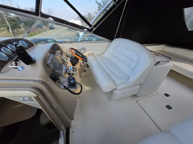 Slide: The Image of 2005 Sea Ray 290 Amberjack helm with white seating and control panel. - 47