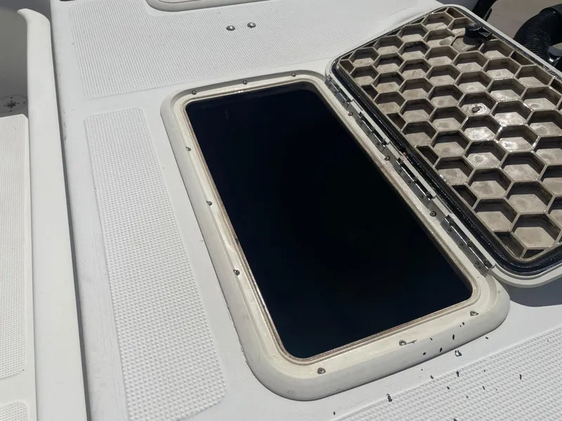 Slide: The Image of Open hatch on 2003 Baystealth 2230 boat with honeycomb-patterned lid. - 9