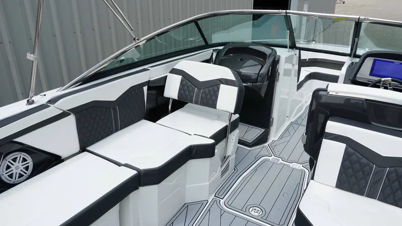 Slide: The Image of Monterey 258SS Super Sport 2025 - 11