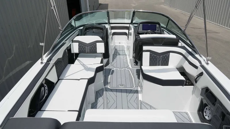 Slide: The Image of Monterey 258SS Super Sport 2025 - 6