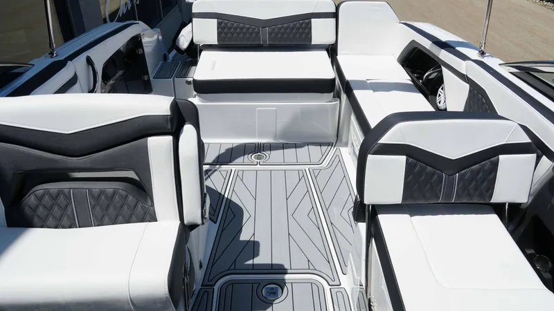 Slide: The Image of Monterey 258SS Super Sport 2025 - 11