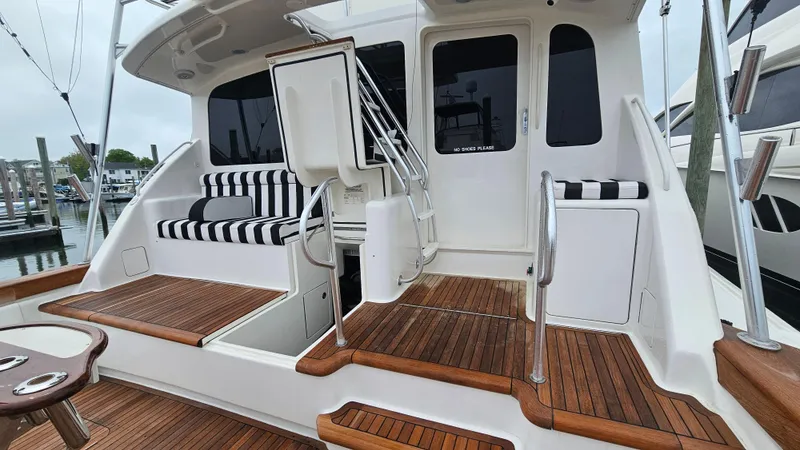 Slide: The Image of Ocean Yachts 2000 model 70 Super Sport with teak deck and striped seating. - 18