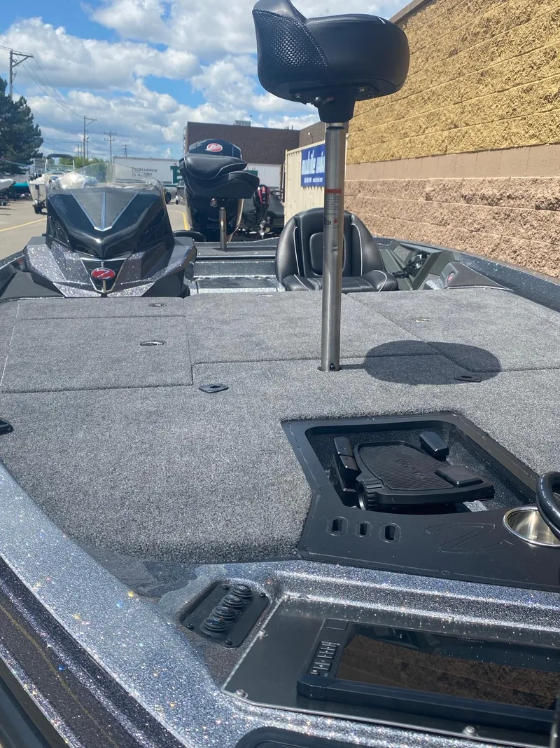 Slide: The Image of 2025 Ranger Z518 Cup-Equipped boat with spacious deck and seating, under a clear blue sky. - 4