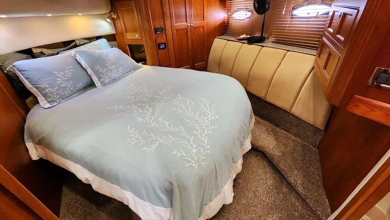 Slide: The Image of Cruisers Yachts 5000 2002 - 58