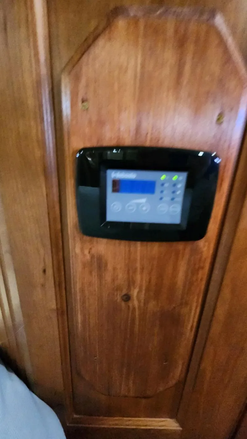 Slide: The Image of Cruisers Yachts 5000 2002 - 60