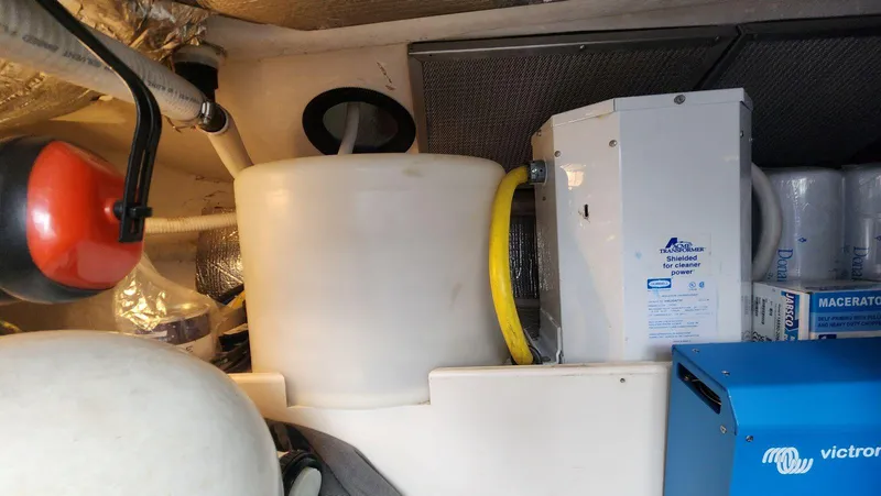 Slide: The Image of Cruisers Yachts 5000 2002 - 88