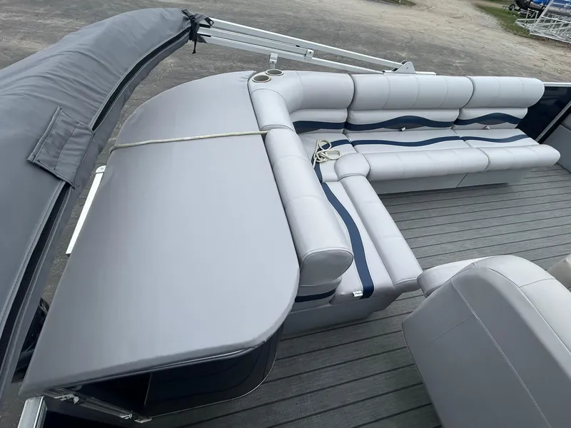 Slide: The Image of 1999 Sylvan 20 Cruise boat with spacious seating and sleek design. - 10