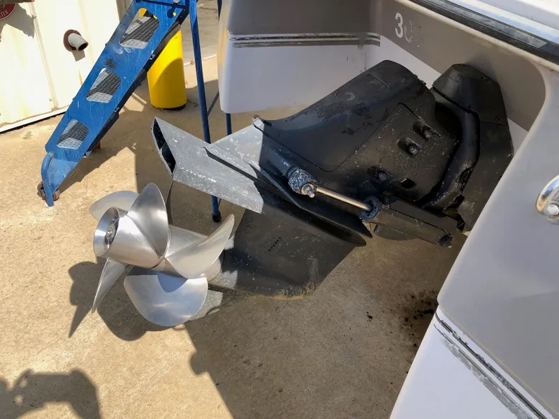 Slide: The Image of Propeller and outdrive of a 1997 Four Winns 240 Horizon boat. - 8