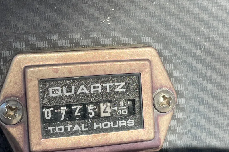 Slide: The Image of Hour meter showing 725.2 hours on a 1999 Grady-White 209 ESCAPE boat. - 6