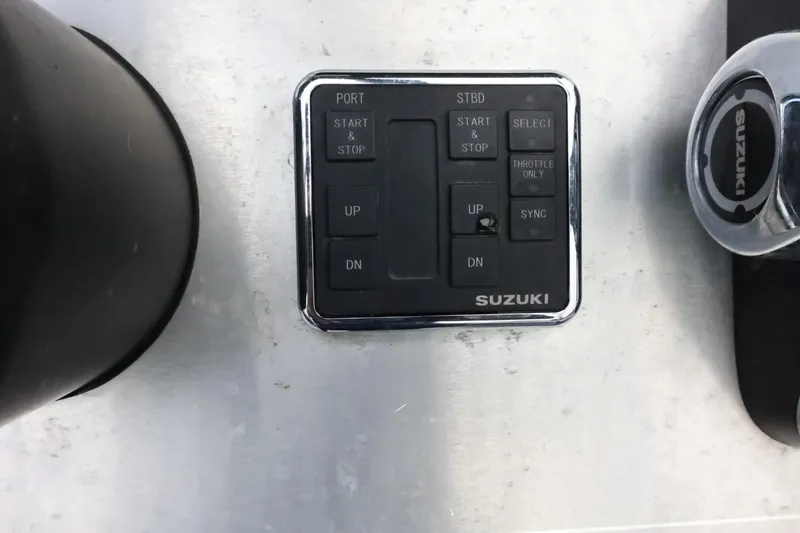 Slide: The Image of Control panel of a 2015 Duckworth 26 Offshore boat with Suzuki branding. - 23