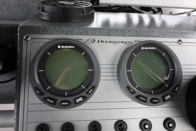 Slide: The Image of Dashboard of a 2015 Duckworth 26 Offshore boat with Suzuki gauges. - 40