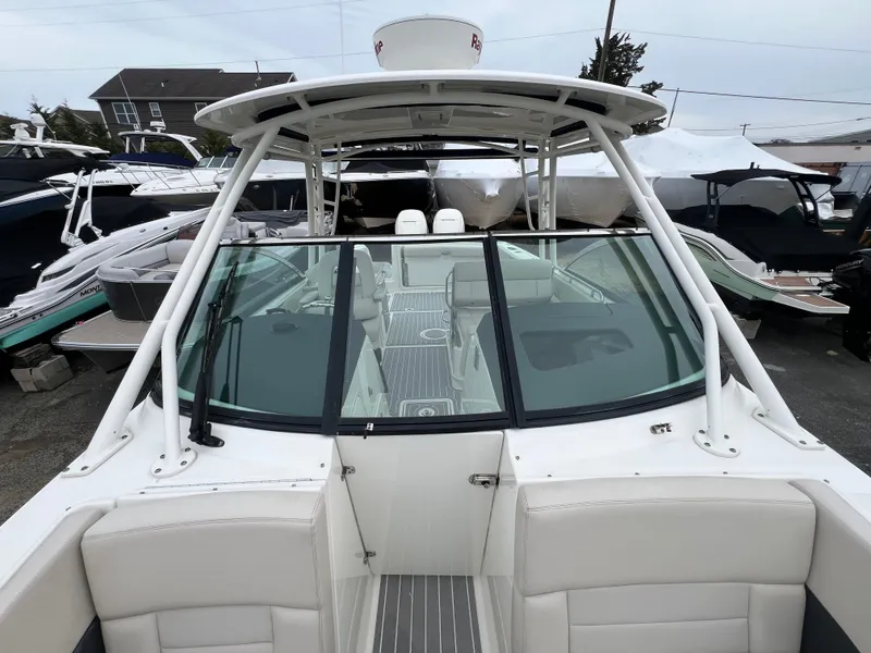Slide: The Image of 2018 Boston Whaler 270 Vantage boat with sleek design and spacious seating. - 27
